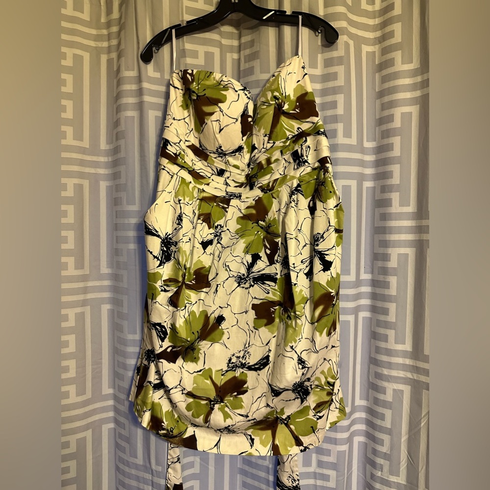 Strapless summer dress size 18 has pockets tie back and option for open back.